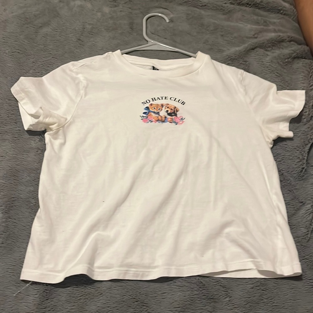 Cute white top that says no hate club